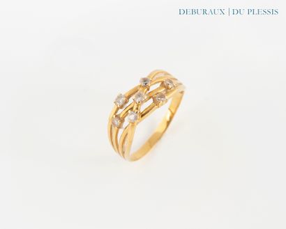 Bague en or 750°/°° sertie de pierres blanches.
TDD...