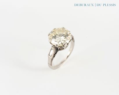 Bague en platine sertie d'un diamant demi...