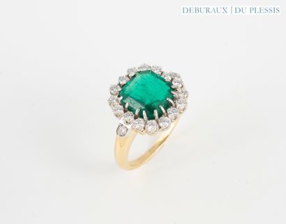 Bague deux ors 750°/°° sertie d'une émeraude...