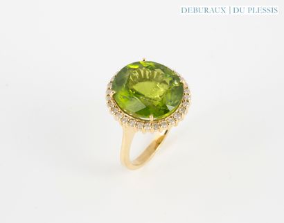 Bague en or 750°/°° sertie d'un péridot de...
