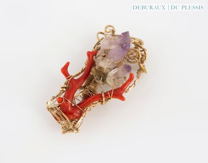 Broche d'artiste en laiton doré ornée de...
