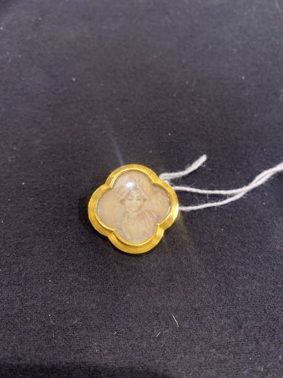 750°/°° gold four-lobed brooch featuring...