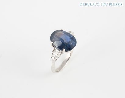 Ring in white gold 750°/°° set with an oval...