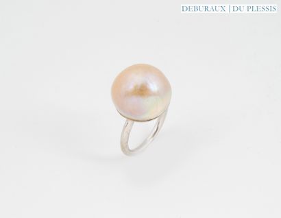Bague en or gris 750°/°° ornée d'une importante...
