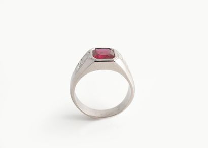 BOUCHERON Paris
Bague en platine sertie d'un...