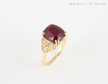 Bague en or 750°/°° sertie d'un rubis coussin...