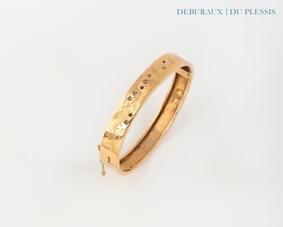 Bracelet jonc ouvrant en or 750°/°°, ciselé...
