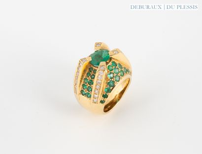 Bague dôme en or 750°/°° ornée d'une émeraude...
