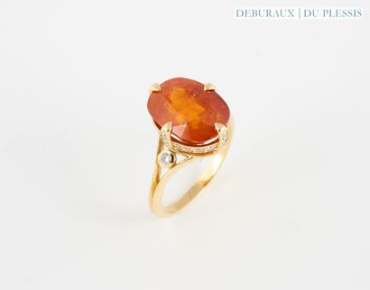 Ring in 750°/°° gold set with an oval spessartite...