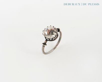 Bague solitaire en argent 800°/°° ornée d'un...