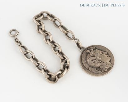 Bracelet gourmette et son pendentif ciselé...