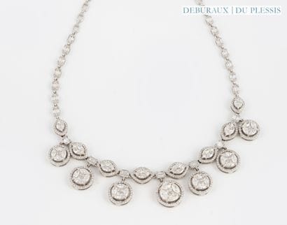 Collier draperie en or gris 750°/°° à maillons...