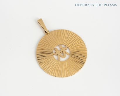Médaille en or 585 °/°° à décor rayonnant.
Poids:...