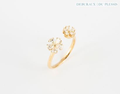 Ring in 750°/°° gold featuring two flowers...