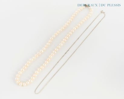 Lot comprenant un collier de perles de culture...
