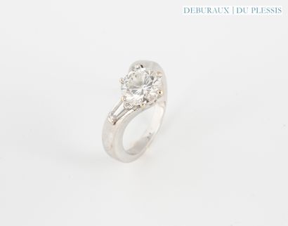 Bague solitaire en or gris 750°/°° sertie...