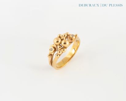 Bague en or 750°/°° rehaussée de deux diamants...