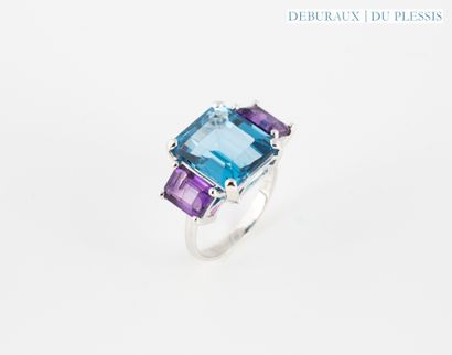 Ring in 750°/°° white gold set with a topaz...