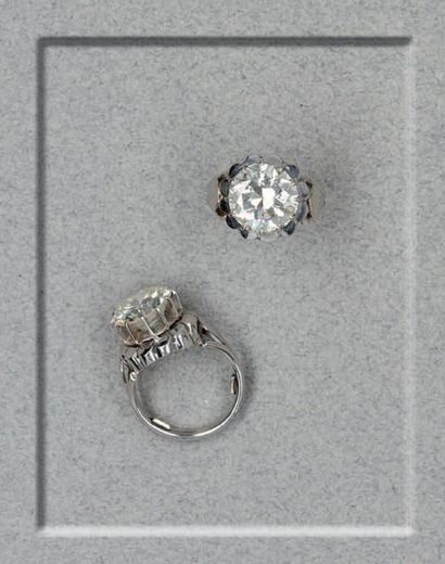 BAGUE en or gris ornée d'un diamant taille...