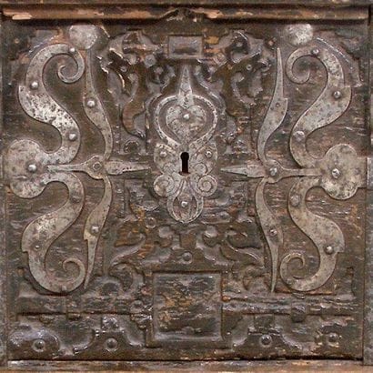 COFFRE rectangulaire en bois exotique sculpté....