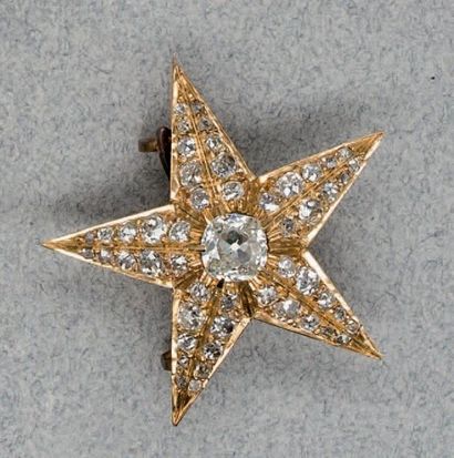 BROCHE ETOILE en or serie d'un diamant coussin...