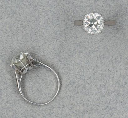 BAGUE SOLITAIRE en platine sertie d'un diamant...