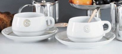 Déjeuner (deux tasses et soucoupes) en porcelaine...