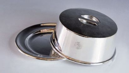 Plat rond avec sa cloche en métal argenté....