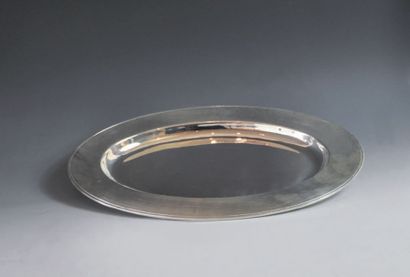 Plat ovale. Modèle uni à bord dit en « chapeau...
