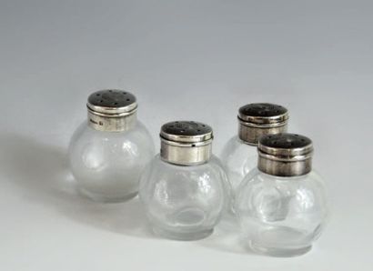 Deux boules en verre formant salière et poivrière....
