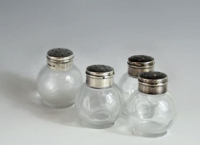 Deux boules en verre formant salière et poivrière....