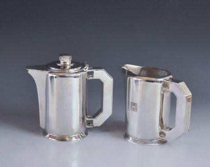 Pot à lait en métal argenté sur piedouche....