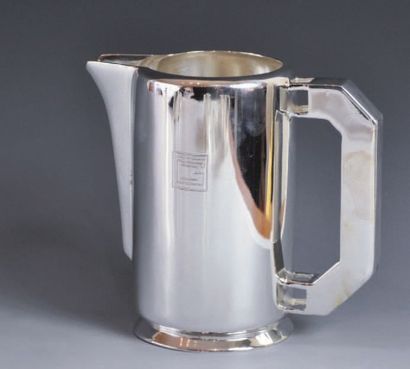 Pot à café en métal argenté sur base évasée....