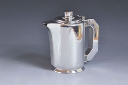 Cafetière en métal argenté sur base évasée....