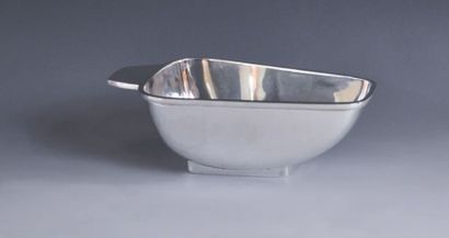 Saucière de forme trapézoïdale sur talon...