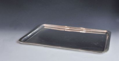 Plat bâté, rectangulaire en métal argenté....