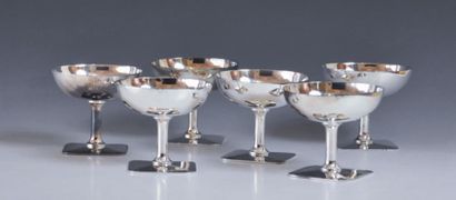 Six coupes à glaces, en métal argenté, rondes...