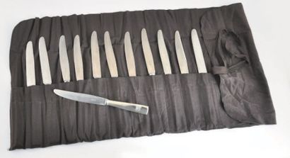12 Couteaux de table en métal argenté. Orfévrerie...