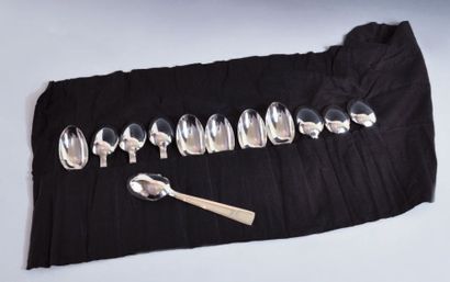 12 Cuillères à soupe en métal argenté. Orfévrerie...