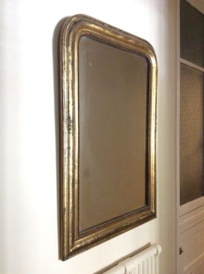 Miroir en bois et pâte doré, à bordure en...