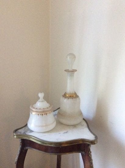 Bonbonnière et bouteille en opaline à décor...
