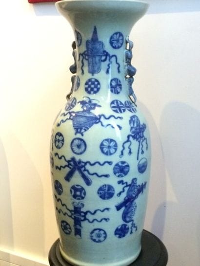 Vase balustre en porcelaine à décor de motifs...