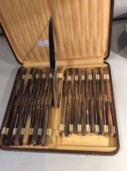 Série de 12 grands couteaux et 12 couteaux...