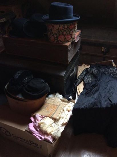 Lot de chapeaux et linge ancien (vers 19...