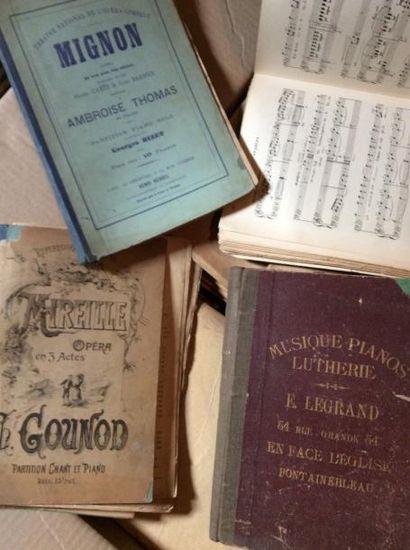 Lot de partitions de musique, reliées ou...