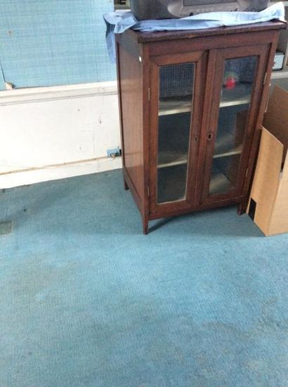 Petit meuble vitrine en noyer et placage....