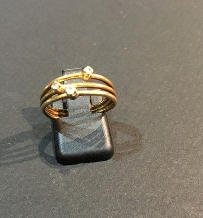 Bague formée de trois fils d'or serti de...