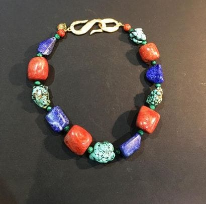 Collier ras de cou de galets de lapis lazzuli,...