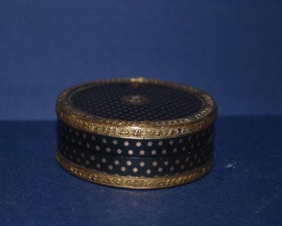 Petite boite ronde en écaille monture or...
