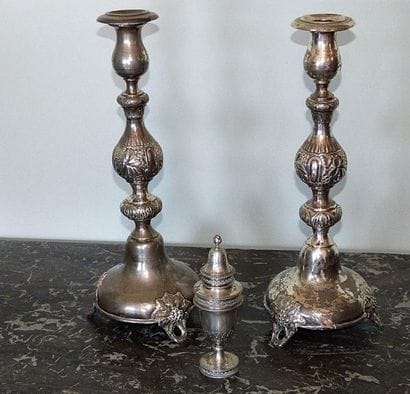 Paire de bougeoirs (787,10g) et saupoudreuse...